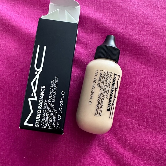 Mac STUDIO RADIANCE FACE AND BODY RADIANT SHEER FOUNDATION 50ML / 1.7 US FLOZ C2 - Picture 8 of 13